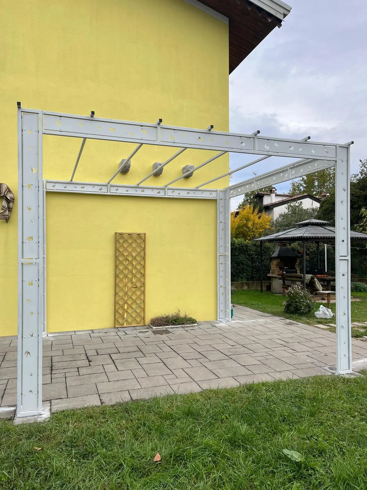 Pergola in ferro da giardino su misura — lavorazione carpenteria in ferro su misura realizzata da BN Serramenti e Carpenteria a Cormons (GO)