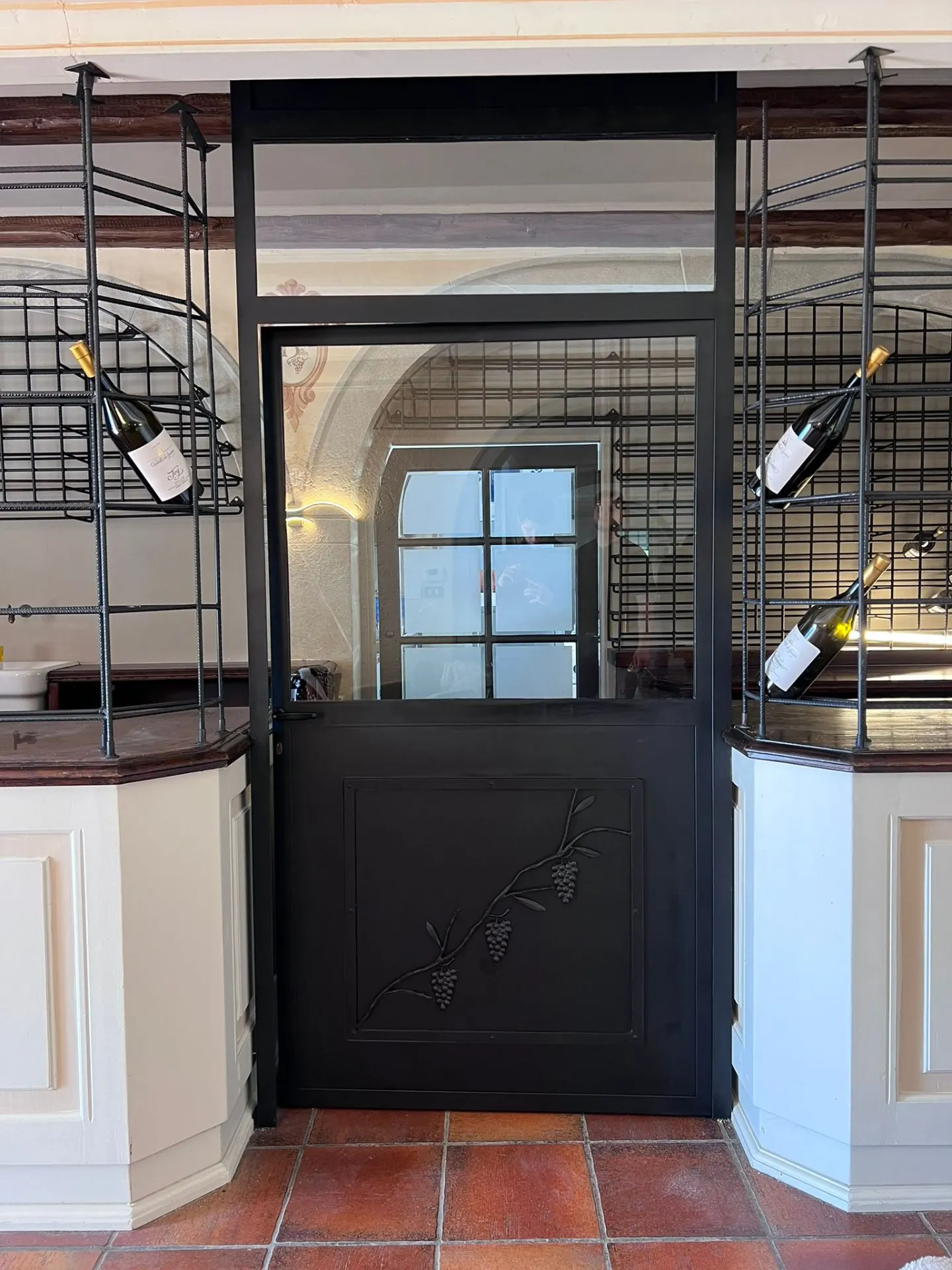 Porta vetrata per cantina — lavorazione serramenti in alluminio su misura realizzata da BN Serramenti e Carpenteria a Cormons (GO)