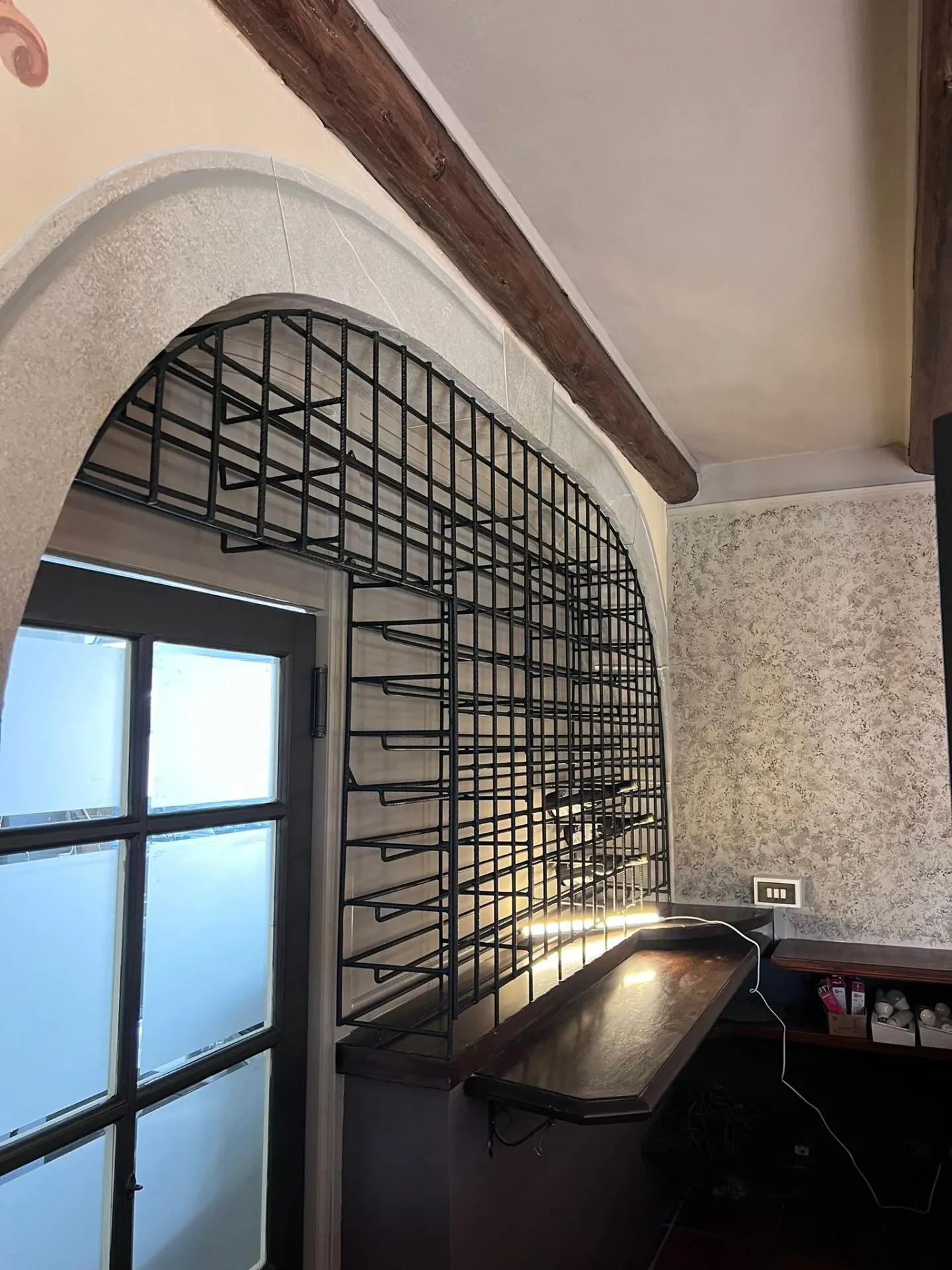 Cantinetta portabottiglie su misura — lavorazione carpenteria in ferro su misura realizzata da BN Serramenti e Carpenteria a Cormons (GO)